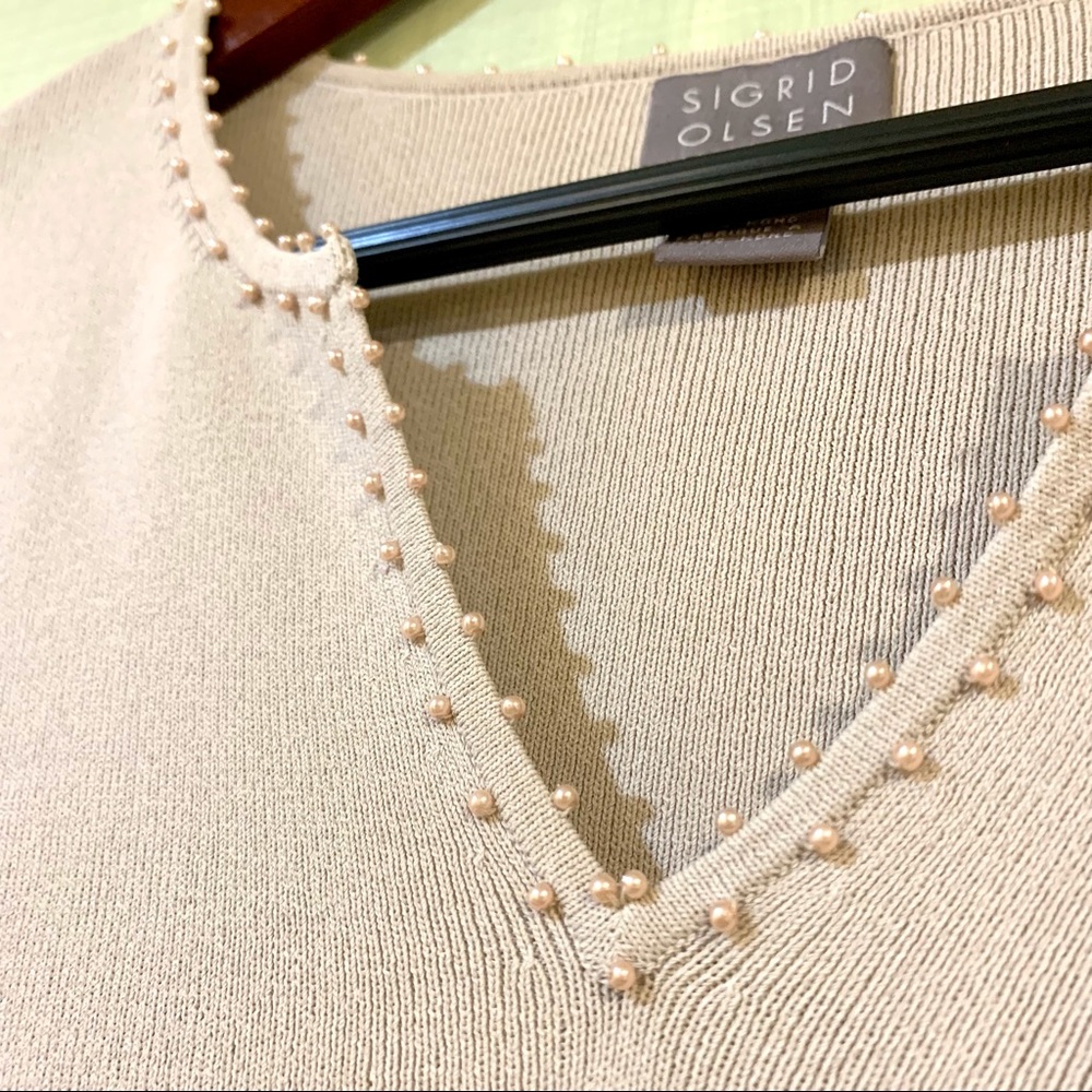 Long sleeve shirt with Pearl accents 💗✨